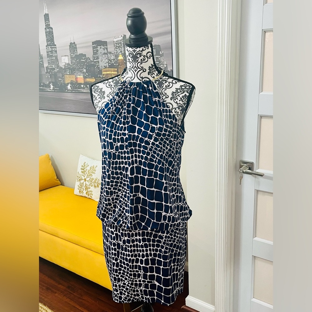Beautiful Luxurious Cache Dress✨
Blue Giraffe print
Size 8